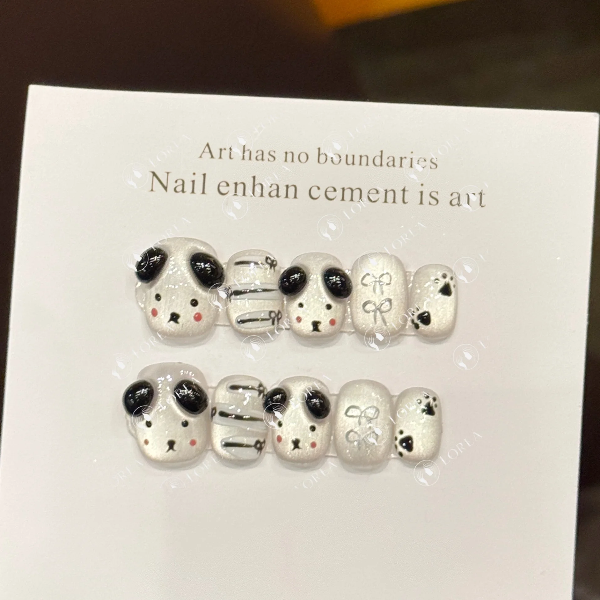 Işıltılı Beyaz Hayvan Desenli Oval El Yapımı Takma Tırnak