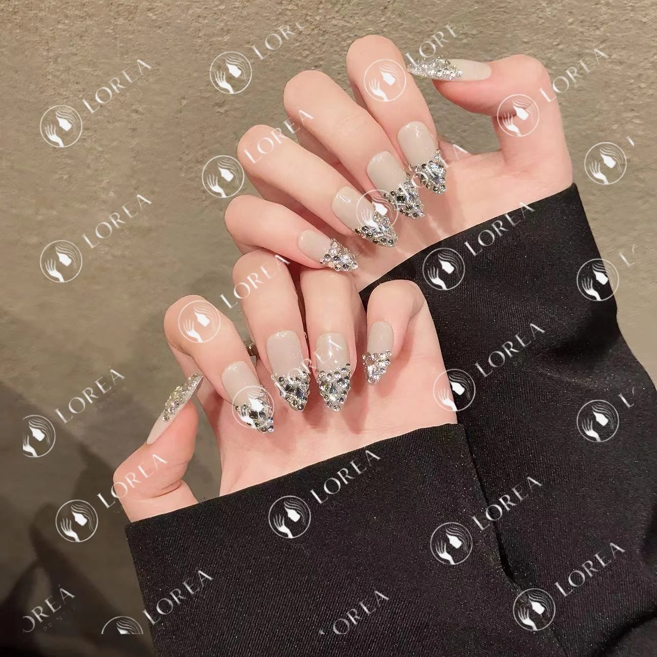 İhtişamlı Kristal Taşlı Ten Rengi Stiletto El Yapımı Takma Tırnak