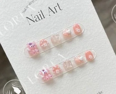 Işıltılı Pembe Çiçek Detaylı Oval El Yapımı Takma Tırnak