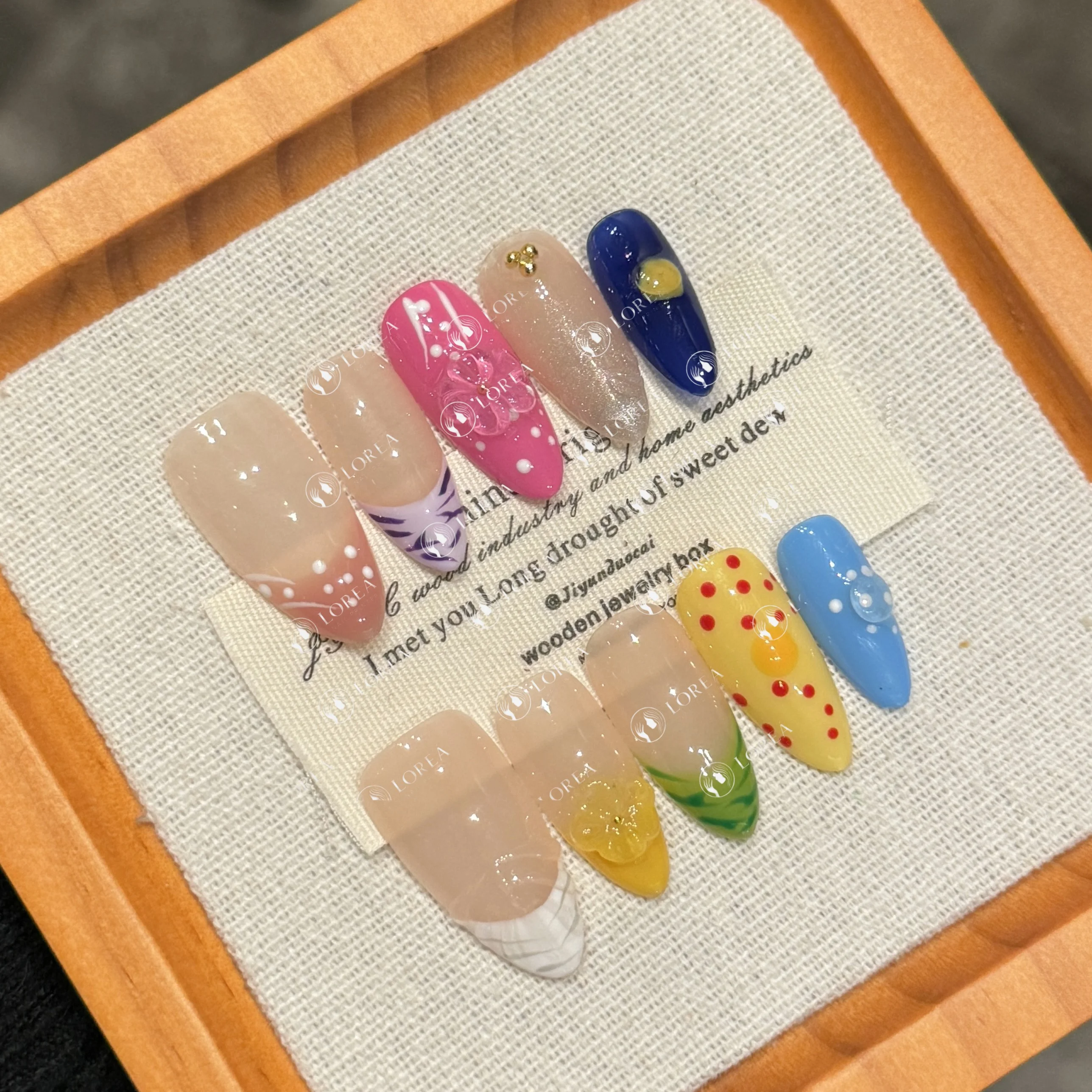 Rengarenk Eğlenceli Desenli Stiletto El Yapımı Takma Tırnak