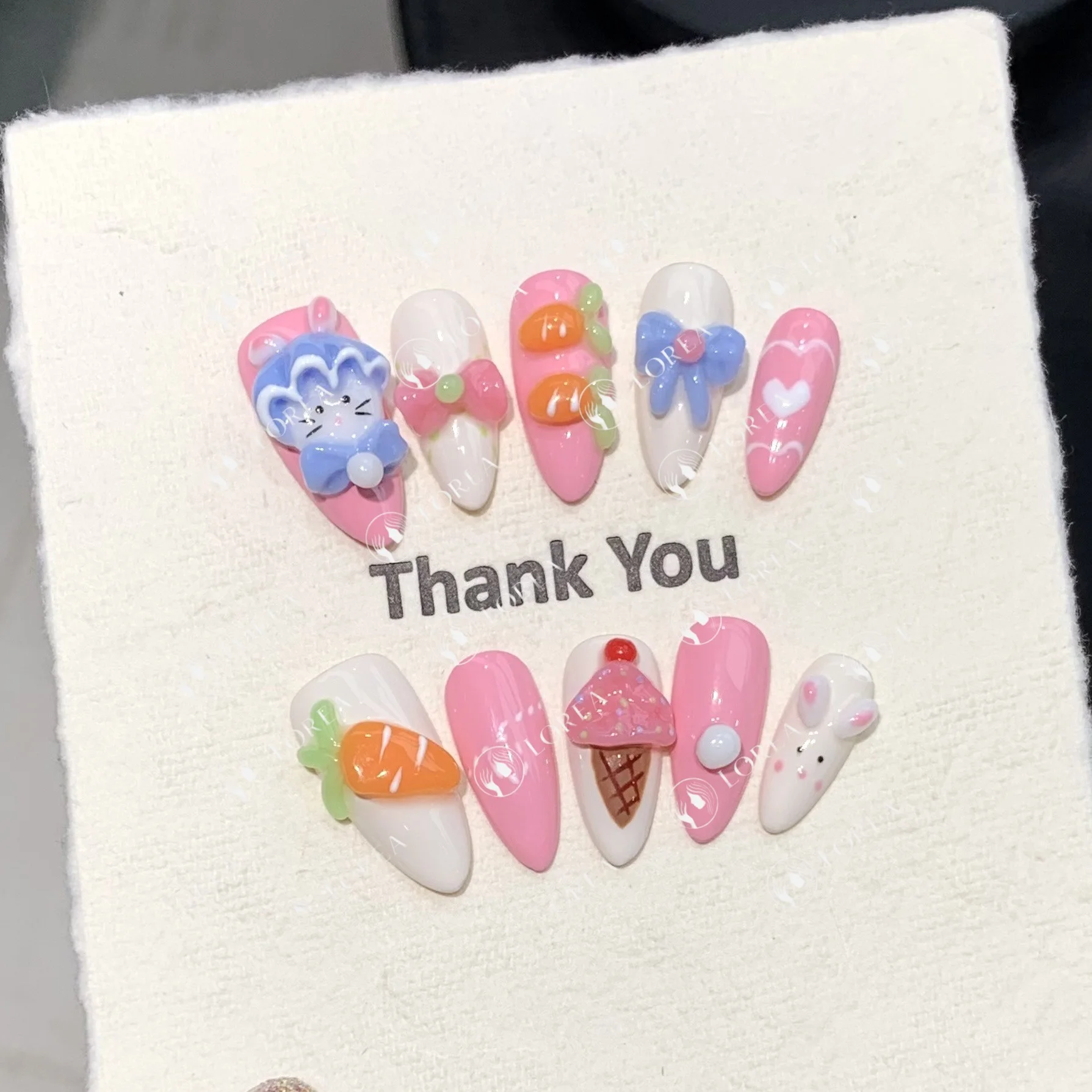 Pembe Beyaz Sevimli 3D Figürlü Badem El Yapımı Takma Tırnak