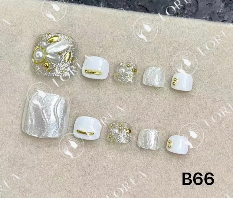 Sedefli Beyaz Gold Detaylı Kare El Yapımı Takma Tırnak