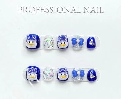 Lacivert Penguen Temalı Oval El Yapımı Takma Tırnak